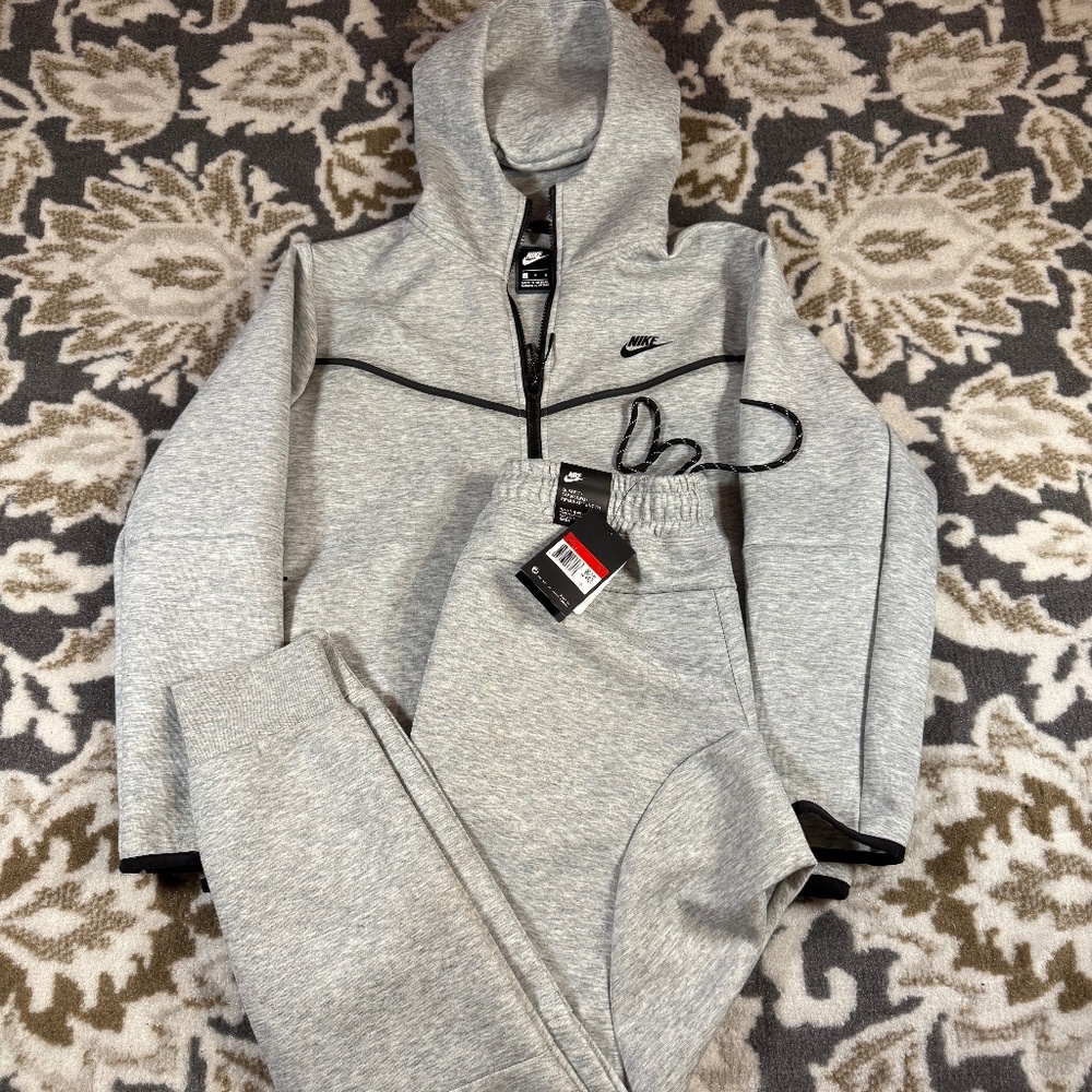 Men’s Grey Nike Tech Fleece Zip Up Sportswear Set Size Large New With Tags